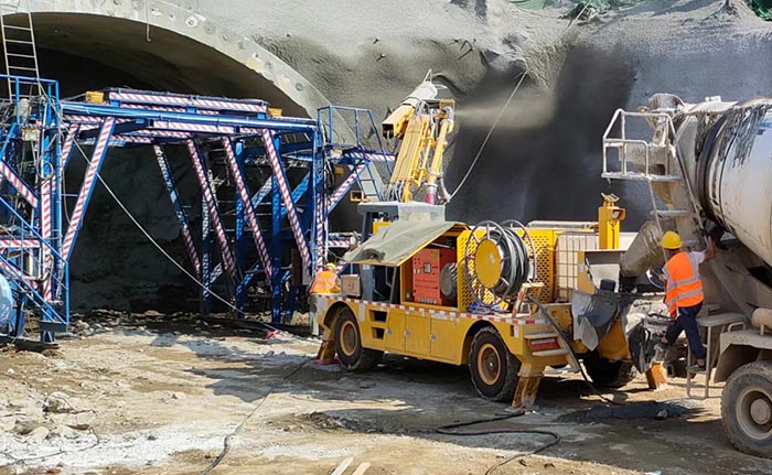 大型混凝土濕噴臺車施工現場